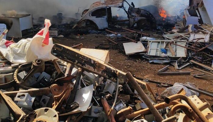 Incêndio de grandes proporções atinge fábrica de reciclagem e mobiliza bombeiros em Goiás