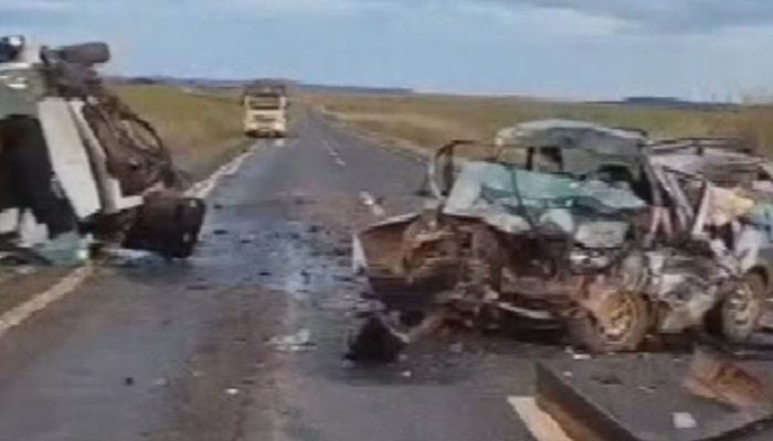 Grave acidente entre carro e van deixa três mortos na GO-230Goiás