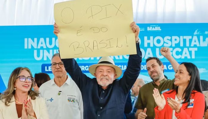 Lula exibe cartão com frase "O PIX é do Brasil" em Goiás e manda recado a Trump