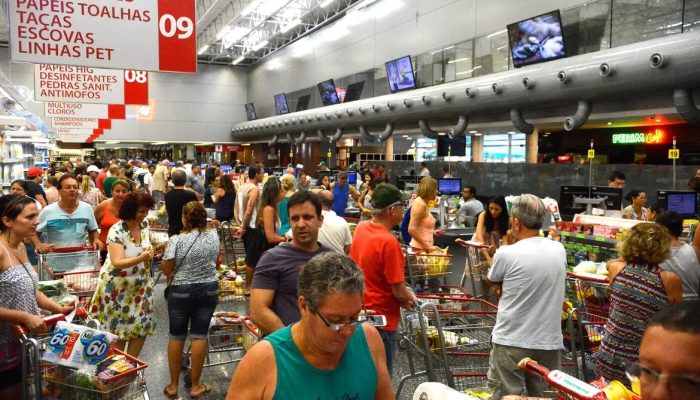 Nova regra limita horário de funcionamento de supermercados aos domingos em Goiás