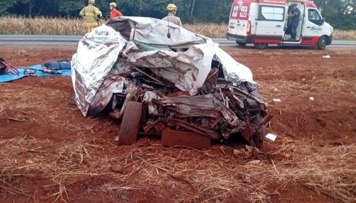 Três pessoas morrem em grave acidente entre carro e caminhão na BR-452