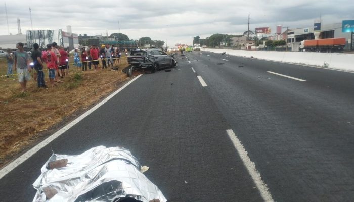 Mulher morre após capotamento na BR-452; motociclista fica ferido