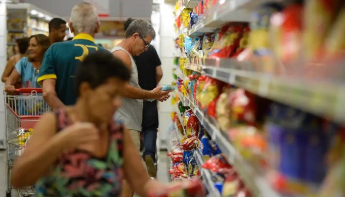 Supermercados de Goiás têm novos pisos salariais; reajuste chega a quase 18% em algumas funções