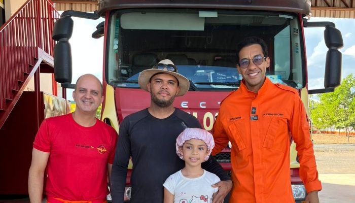 Criança encontra anel na rua, coloca no dedo e precisa da ajuda dos bombeiros para removê-lo em Goiás; assista