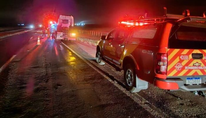 Motorista fica preso às ferragens após colisão entre caminhões na BR-153