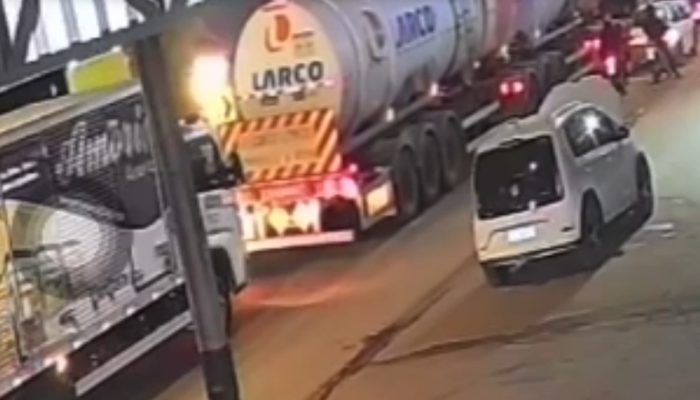 Vídeo mostra momento em que motorista é prensado entre caminhão e poste em Aparecida de Goiânia