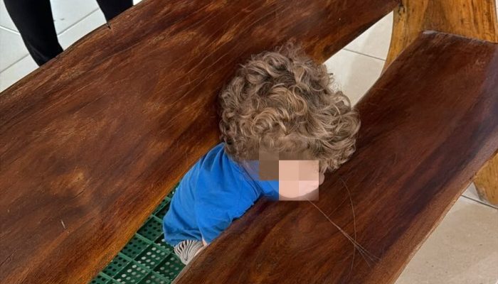 Criança fica com a cabeça presa em banco de madeira e mobiliza Corpo de Bombeiros em Goiás