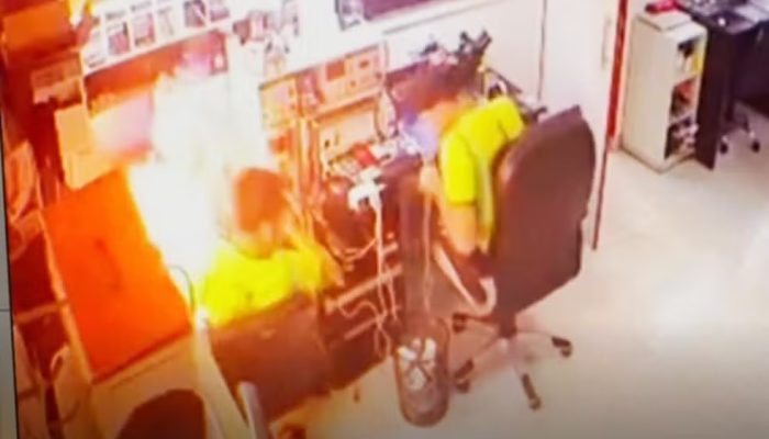 VÍDEO: celular explode durante conserto e deixa técnico ferido em Aparecida de Goiânia