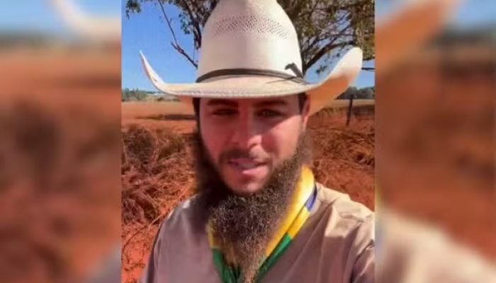 Jovem percorre 500 km montado em mula para pagar promessa na Romaria de Trindade; veja vídeo