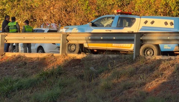 Grave acidente entre caminhonete e bicicleta deixa um morto na GO-070
