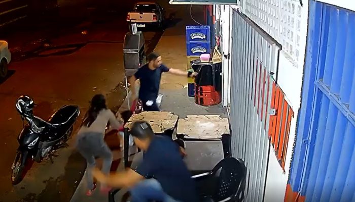Câmeras registram momento em que homem arrasta criança e causa desespero em família, em Jataí