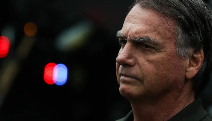 Polícia Federal faz busca na casa de Jair Bolsonaro em operação sobre armas