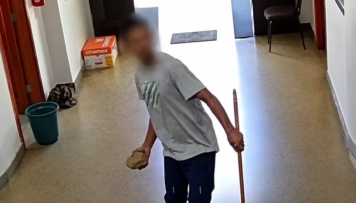 Vídeo: homem invade prefeitura, quebra vidro, arranca bandeira e acaba preso em Bela Vista de Goiás