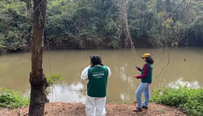 Operação no Rio Meia Ponte apura possível contaminação por lançamento clandestino de resíduos