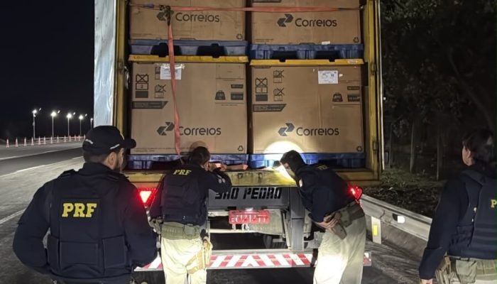Caminhão dos Correios é abordado na BR-153; carga violada e suspeito é encontrado escondido