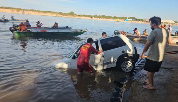 Bombeiros resgatam carro que deslizou em direção ao Rio Araguaia, em Cocalinho