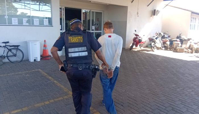 Adolescente é apreendido após empinar moto e desafiar agentes da GCM em Goiânia