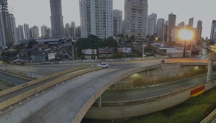 Carro bate e destrói cancela de acesso à Marginal Botafogo, em Goiânia
