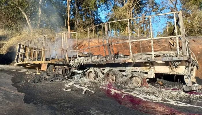 Explosão de caminhão com produtos químicos provoca congestionamento de mais de 3 horas na BR-153