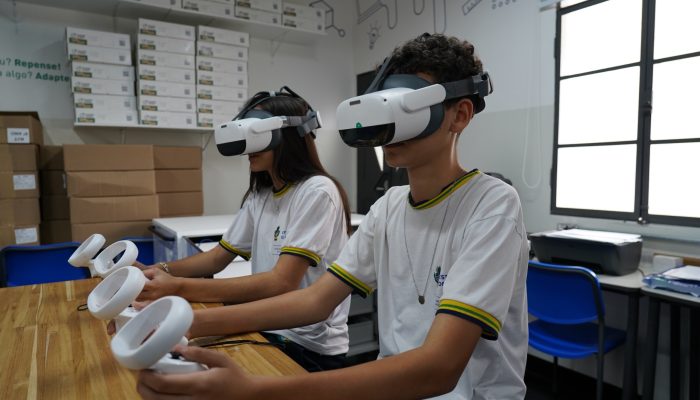 Escolas estaduais de Goiás recebem óculos de realidade virtual e impressoras 3D