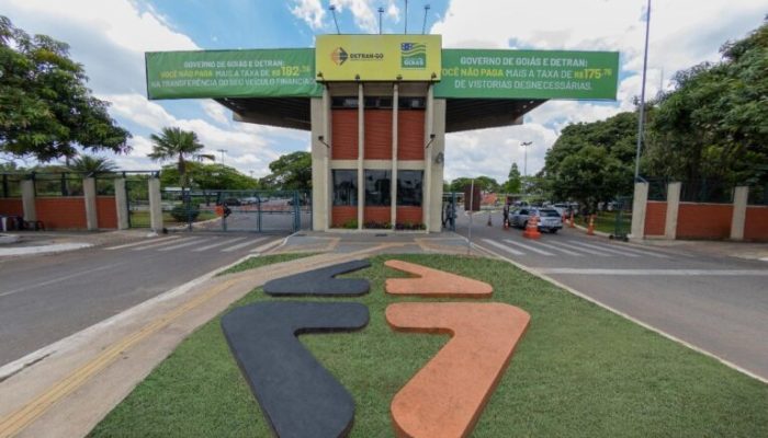 Mais de 670 mil motoristas em Goiás podem receber devolução de taxa do Detran; entenda