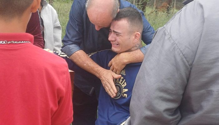 Fotos revelam suspeito de mandar matar o próprio filho em Trindade consolando familiares no velório