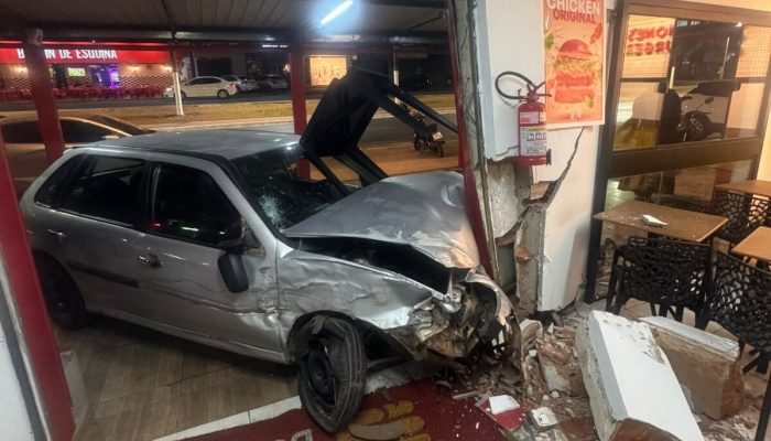Carro desgovernado invade hamburgueria e deixa prejuízo de R$ 10 mil em Trindade; veja vídeo