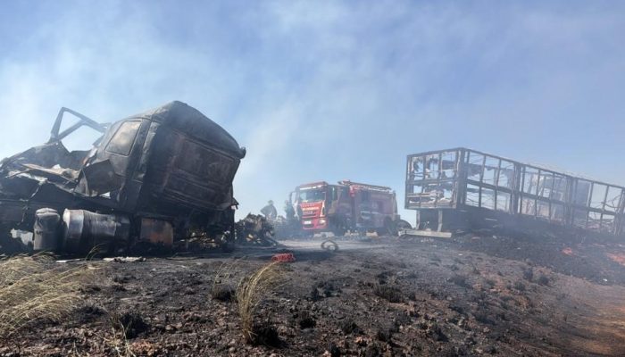 Acidente entre carretas e carro termina com veículo em chamas e uma pessoa morta na GO-436
