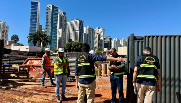 Fiscalização em obras de Goiânia aplica cinco multas por uso irregular de vias e calçadas