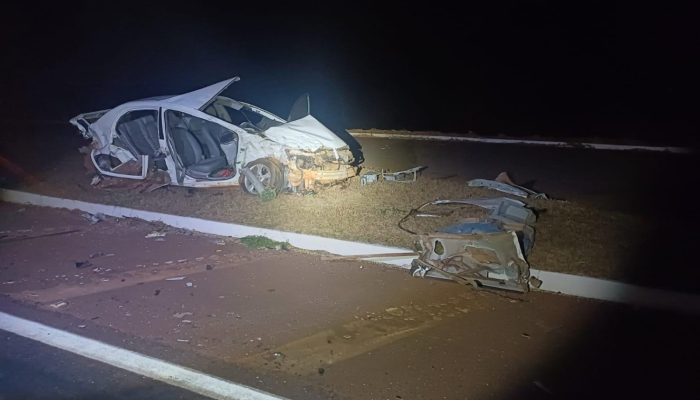 Acidente entre carro e caminhão deixa um morto e três feridos na BR-452