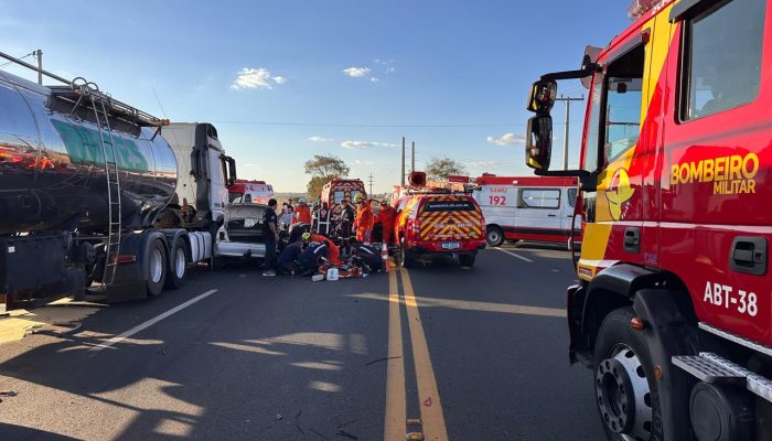 Colisão entre carro e caminhão termina com duas mortes na GO-139, em Caldas Novas