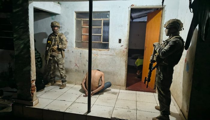 Suspeitos se passam por policiais para entrar em casa e cometer homicídios em Goiânia