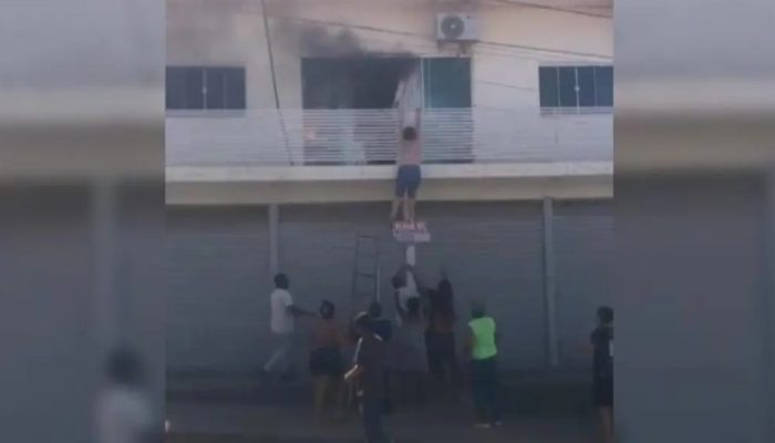 Idosa pula de sacada para escapar de incêndio em Anápolis; veja vídeo