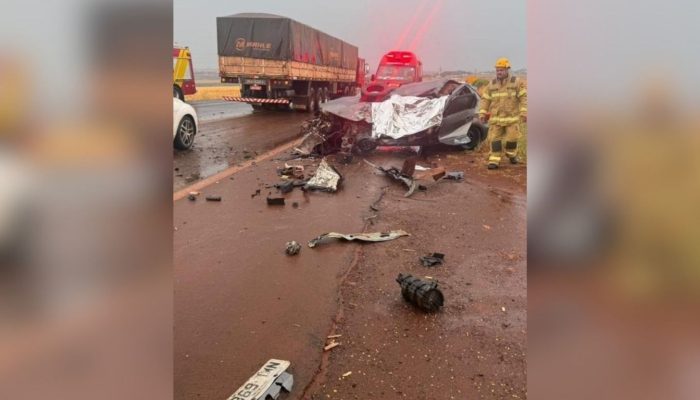 Acidente entre carro e veículo de grande porte deixa uma pessoa morta na GO-210, em Santa Helena de Goiás