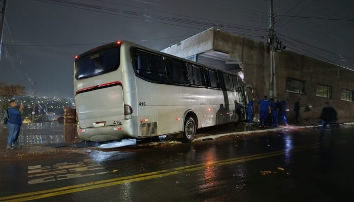 Motorista fica ferido após ônibus invadir comércio, em Goiânia