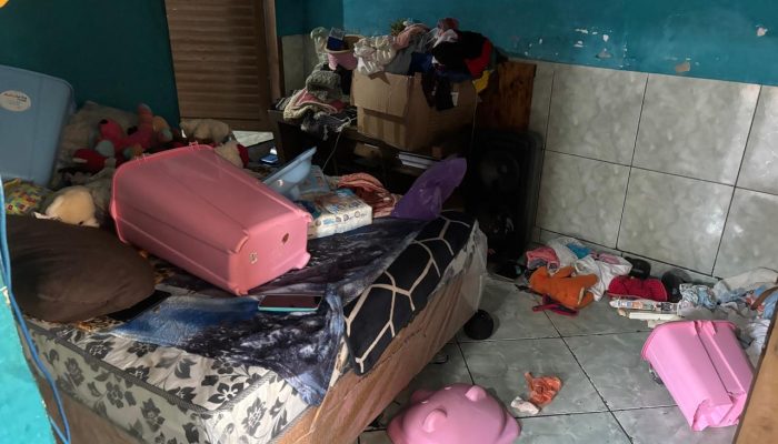 Mulher é presa suspeita de homicídio e seis crianças são encontradas em meio a situação de risco