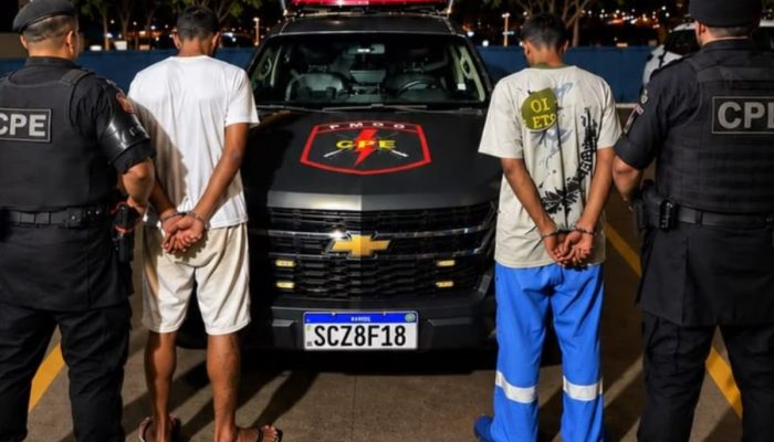 Dupla é presa após furtar loja de celulares, em Aparecida de Goiânia