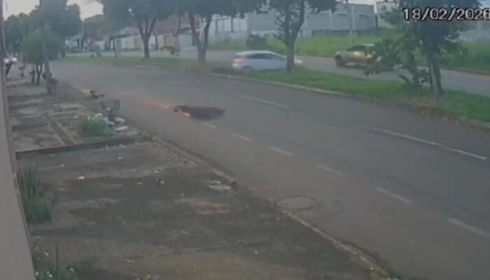 Entregador por aplicativo é arremessado a metros ao ser atingido por carro em Goiânia