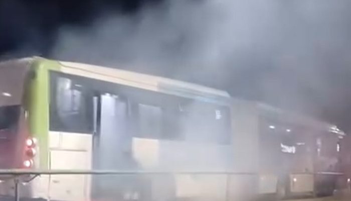 Ônibus do transporte coletivo pega fogo próximo ao Terminal Padre Pelágio, em Goiânia