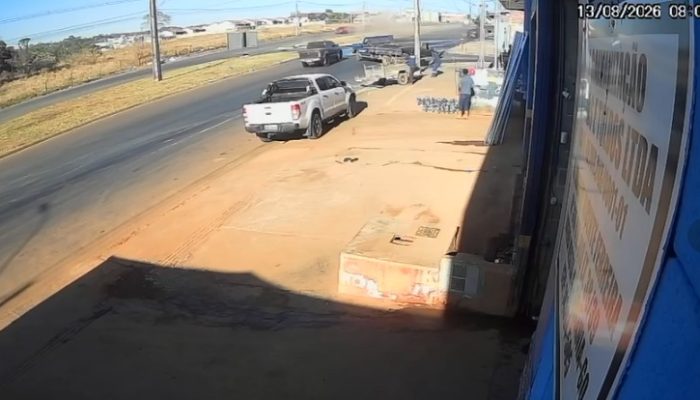 Imagem mostra exato momento de grave acidente que deixou três feridos no Setor Buena Vista IV, em Goiânia