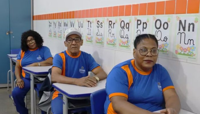 Nunca é tarde: pais e filha retomam os estudos e frequentam a mesma escola em Goiânia