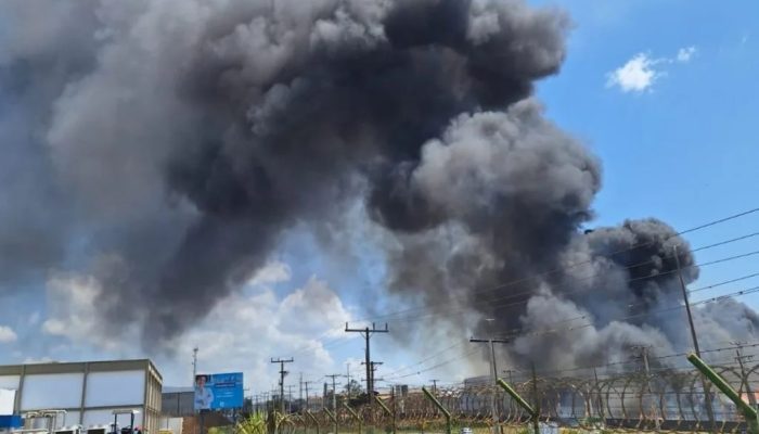 Incêndio de grandes proporções atinge empresa de reciclagem no DAIA, em Anápolis
