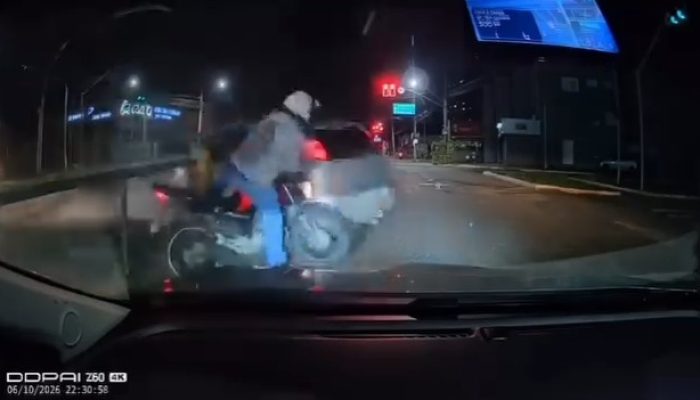Vídeo mostra exato momento em que ambulância bate em carro, que atinge moto em cruzamento de Goiânia
