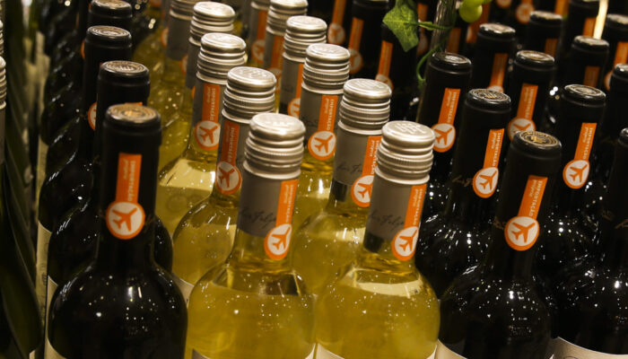 Imagem mostra bebidas alcoólicas sendo comercializadas. (Foto: Valter Campanato/Agência Brasil)